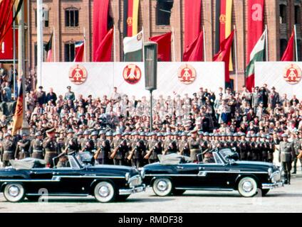 L'ex-ministre de la défense allemand Willi Stoph et son adjoint Heinz Hoffmann le salut de l'Armée populaire de la RDA le 1 mai 1959 sur la Marx-Engels-Platz à Berlin est, dans l'arrière-plan la Bauakademie qui a été démoli en 1962. Banque D'Images