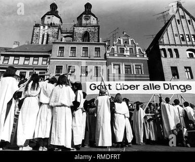 Les jeunes chrétiens de Wittenberg en une série de scènes sur le thème "Où nous vivons ...' lors de la cérémonie de clôture de la place du marché sur le Kirchentag de Wittenberg. Sur une bannière est le slogan : "Dieu sur toutes choses". Dans l'arrière-plan, l'église. Banque D'Images