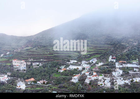 Vue panoramique de village dans les montagnes Banque D'Images