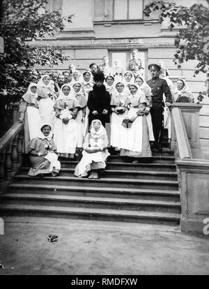 L'Impératrice Maria Feodorovna veuve avant l'hôpital de la Grande-Duchesse Olga Alexandrovna de Russie. Photographie de la gélatine d'argent Banque D'Images