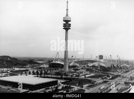 Photo non datée du Parc olympique de Munich. Au premier plan sur la gauche, le Centre sportif olympique d'hiver, derrière la tour olympique, piscine olympique, Olympic Hall et Stade Olympique. L'Olympiaberg gauche. Sur la droite est le Georg-Brauchle-Ring. Banque D'Images