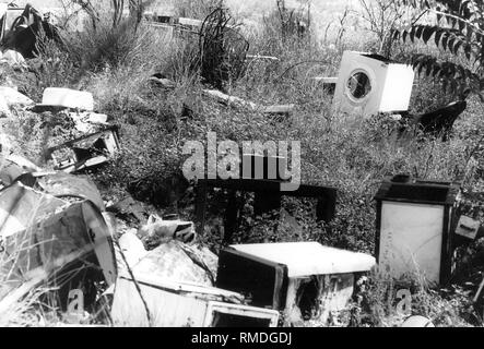 En vrac déchargés des ordures dans la nature. Banque D'Images