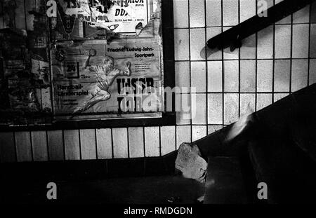 Allemagne, Berlin, 29 mai 1990 : U-Bahn (métro) dans 'Stadtmitte', (U 6) fermée pendant 28 ans. Couloir reliant les plates-formes des U6 et U2 qui se croisent ici. Des affiches qui ont été ici depuis le mur de Berlin a été construit. DDR-URSS (handball). Banque D'Images