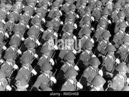 Défilé militaire à l'occasion du 30e anniversaire de la RDA sur la Karl-Marx-Allee à Berlin Est. Banque D'Images