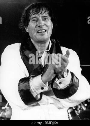 Le chanteur Udo Juergens lors d'une performance dans un peignoir blanc lors de sa tournée "einetwegen» Banque D'Images