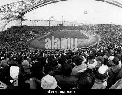 Vue sur le stade olympique de Munich à partir de la courbe du sud au cours d'un match de football du championnat d'Allemagne en 1988. Banque D'Images