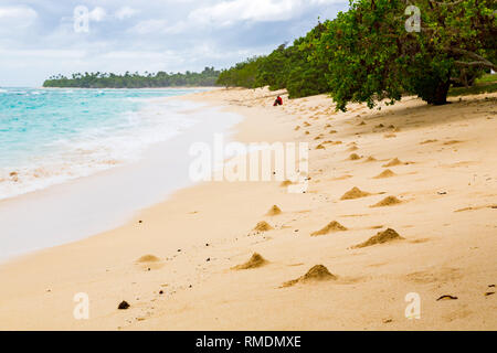 D'une côte d'azur, turquoise, bleu lagon. Des tas de sable près de trou de crabe des visons. Les vagues, surf, swash à vide belle plage de sable, l'arbitrage, l'île de Lifuka, Banque D'Images