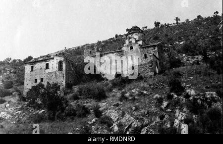 L'Italie, San Chirico Raparo, Basilicate, Basilian Abbaye de Sant'Angelo avec l'entrée de la grotte, 1930 Banque D'Images