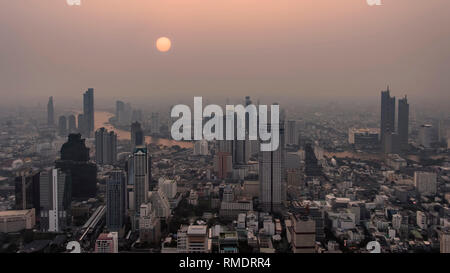 Vue aérienne de la ville de Bangkok, en Thaïlande, au coucher du soleil