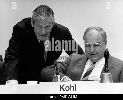 Le président de la CDU et le Chancelier Helmut Kohl (à droite) avec le trésorier Walter Leisler-Kiep (à gauche) au Congrès du Parti fédéral de la CDU à Berlin. Banque D'Images