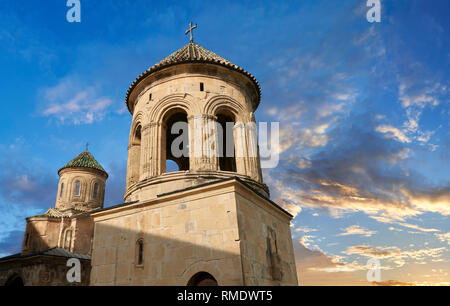 Photos et images de l'Église orthodoxe géorgienne Gelati clocher églises avec l'église St Nicholas, 13e siècle, derrière. Le complexe monastique de Gelati médiévale Banque D'Images