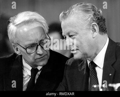 Le ministre de l'Intérieur bavarois Edmund Stoiber avec Premier ministre Max Streibl. Banque D'Images