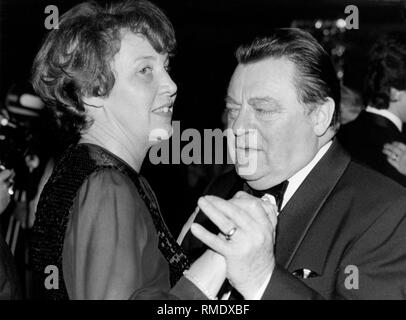 Le ministre bavarois Président et candidat de chancelier de l'Union, Franz Josef Strauss, il danse avec sa femme Marianne Strauss à l'occasion de l'attribution du Karl-Valentin-ordre des Narrhalla à Bruno Kreisky, chancelier fédéral d'Autriche. Banque D'Images