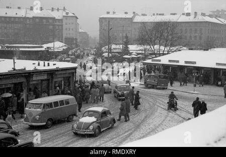 Vue sur le trafic au Viktualienmarkt de Munich la veille de Noël 1961. Banque D'Images