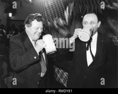 Le ministre président bavarois Franz Joseph Strauss (à gauche, CSU) et le chef du parti de la FDP, ainsi que le ministre fédéral des affaires étrangères, Hans-Dietrich Genscher boire de la bière ensemble pendant la dégustation de bière forte sur l'Nockherberg à Munich. Banque D'Images