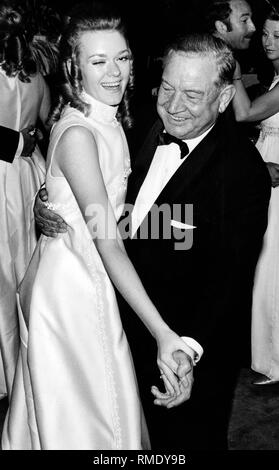 Le premier ministre bavarois Alfons Goppel (r.) danse avec une debutante au Debutante Ball. Banque D'Images