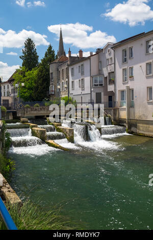 La cascade ou weir près du centre de Joinville, France sur la Marne. Joinville est un joli endroit pour les touristes à visiter Banque D'Images