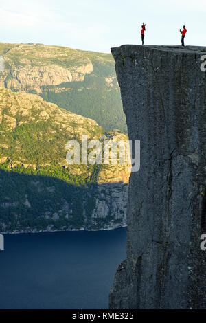 Les touristes Instagram - la prise d'un téléphone mobile shot sur les médias sociaux sur le dessus de l'Pulpit Rock / Prekestolen Preikestolen ou en Norvège Banque D'Images