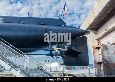 Vue d'un sous-marin exposé sur le rivage à la précédente guerre mondiale 2 base de sous-marins allemands de Lorient, Bretagne France Banque D'Images