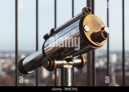 Télescope payé touristique est sur le point de vue de Hambourg, Allemagne. Photo en gros plan avec soft focus sélectif Banque D'Images