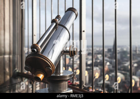 Télescope touristique vintage payé est sur le point de vue de Hambourg, Allemagne. Photo en gros plan avec soft focus sélectif Banque D'Images