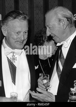 Le ministre président bavarois Max Streibl en conversation avec le Président fédéral autrichien Kurt Waldheim à l'Opéra de Vienne Balle sur 3.2.1989. Banque D'Images