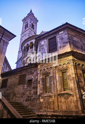 Façade arrière de l'Est de la Basilica di Santa Maria Maggiore avec le Campanile et l'Abside à l'arrière-plan à la tombée de la nuit. La Piazza del Duomo. Bergame, Italie. Banque D'Images