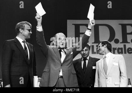Otto Graf Lambsdorff a été élu le premier président du parti FDP allemand. À gauche à côté de lui, c'est Bruno Menzel de l'ex-FDP de la RDA, derrière lui Rainer Ortleb de l'Association des démocrates libres et à côté de lui Ranmin allemand Lothar de la partie Forum. Banque D'Images