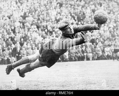 Oberliga West 1960-1961 Football : gardien Fritz Herkenrath de poste d'Essen à une sauvegarde dans le jeu contre l'Alemannia Aachen. Les hôtes de Aachen a remporté le match avec 1-0. Banque D'Images