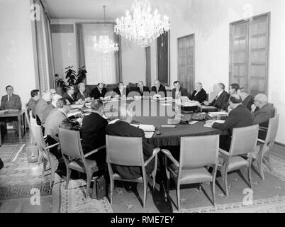 Ministre du Cabinet fédéral lors d'une réunion. Dans le sens horaire autour de la table en commençant par le Chancelier Fédéral (côté droit) : le chancelier Konrad Adenauer, Ministre de l'Économie Ludwig Erhard, le ministre des Affaires étrangères, Heinrich von Brentano, Ministre de l'énergie nucléaire et les ressources en eau Siegried Balke, Ministre de affaires étrangères All-German Ernst Lemmer, ministre du Trésor Hermann Lindrath, ministre des Postes et Télécommunications Richard Stuecklen, Ministre de la Défense Franz-Josef Strauss, Ministre de la Justice Fritz Schaeffer, Ministre pour les personnes déplacées Theodor Oberlaender, Ministre de l'Agriculture Banque D'Images