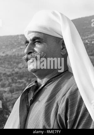 Portrait d'un druze près de Rameh en Galilée, Israël. Les Druzes constituent environ 30 % de la population de Rameh. La caractéristique de l'usure des Druzes est le foulard blanc sans '1971', le cordon noir. Banque D'Images