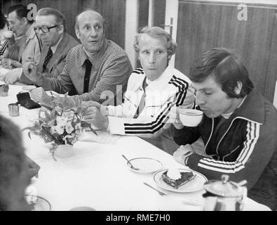 Table basse avec l'équipe nationale de football à Hennef, dans lequel Berti Vogts (2e à partir de la droite) a été nommé nouveau capitaine, entraîneur des jeunes de gauche Herbert Widmayer, Helmut Schoen, Berti Vogts et Klaus Fischer (sans date, vers 1977). Banque D'Images