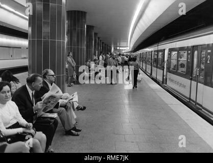 Les passagers en attente dans la station de S-Bahn de Karlsplatz. Banque D'Images