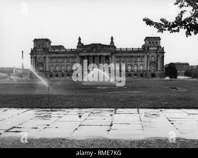 Le Reichstag restauré sur le 100e anniversaire de la pose de la première pierre. L'architecte Paul Baumgarten restauré le Reichstag jusqu'en 1973. À cette époque, l'utilisation de l'immeuble n'était pas encore clair. Le Reichstag a été construit en 1884 dans le style de la Haute Renaissance italienne avec des éléments de la Renaissance allemande et la décoration néo-baroque. Une nouveauté a été la construction du dôme en verre et acier. Banque D'Images
