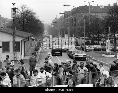 De nombreux Berlinois de l'est faire la queue à un poste frontière pour visiter l'ouest de Berlin après la chute du Mur de Berlin. Banque D'Images