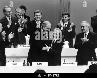 Le chancelier allemand Helmut Kohl (à gauche) et homme politique allemand à la conférence du parti fédéral de la CDU à Hambourg. Helmut Kohl, homme politique, Allemagne, CDU, congrès du parti Banque D'Images