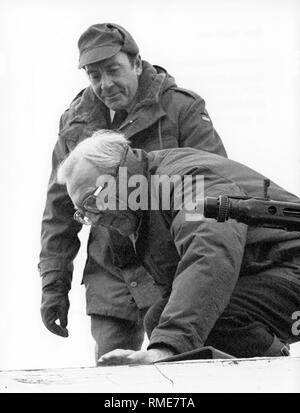 Le Secrétaire général de l'OTAN, Lord Carrington (à droite) avec le Ministre allemand de la Défense, M. Manfred Wörner, lors d'une visite à une unité de la Bundeswehr. Banque D'Images