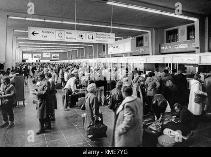 Les passagers d'attendre dans de longues lignes à l'arrivée dans une des salles de l'aéroport de Munich à Riem. Banque D'Images