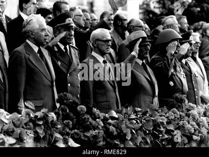 L'ambassadeur soviétique en RDA, Peter Abrassimov, à l'est le Ministre allemand de la Défense, Heinz Hoffmann et les hauts fonctionnaires de la RDA Willy Stoph et Erich Honecker (de gauche à droite) lors d'un défilé de groupes de combat de la classe ouvrière. (Photo non datée) Banque D'Images