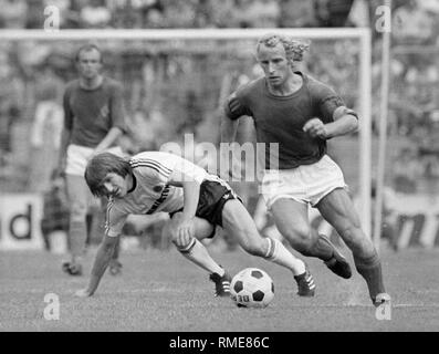 Les premiers jours de la Bundesliga : Berti Vogts (r.) dans le jersey du Borussia Moenchengladbach dans un s'attaquer à l'encontre de la Frankfurter Bernd Nickel. Banque D'Images