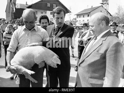 Ignaz Kiechle (23.02.1930 - 02.12.2003) CSU bavaroise politicien et ministre fédéral de l'Agriculture, de l'Alimentation et des forêts Ignaz Kiechle (à droite) visite d'une ferme de montagne à Immenstadt Allgaeu sur 30.05.1983. Entre 1983 - 1993, il a été ministre fédéral de l'Agriculture. Banque D'Images