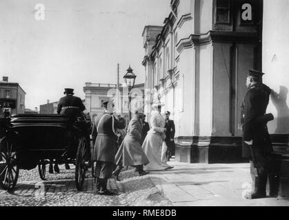 L'arrivée du tsar Nicolas II et la tsarine Alexandra Fedorovna en monastère Strastnoy à Moscou. Photographie de la gélatine d'argent Banque D'Images