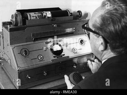 Un employé de la SV exploite un bélinographe, machine à partir de 'United Press photo non datée (téléobjectif). Banque D'Images