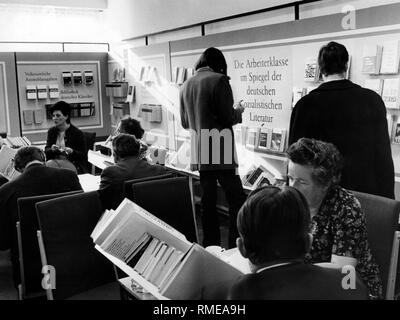 Scène de la Foire du livre de Leipzig avec l'avis : 'La classe ouvrière dans le miroir de la littérature socialiste allemand'. (Photo non datée, début des années 70) Banque D'Images