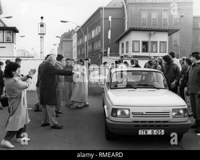 Les passagers de voiture Berlin est dans une Wartburg sont accueillis par les Berlinois de l'Ouest à la frontière après la chute du Mur de Berlin . Banque D'Images