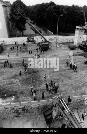 Démolition de la partie de mur sur la Bernauer Strasse, connu pour plusieurs tentatives d'évasion durant la construction du mur de Berlin en 1961. Banque D'Images