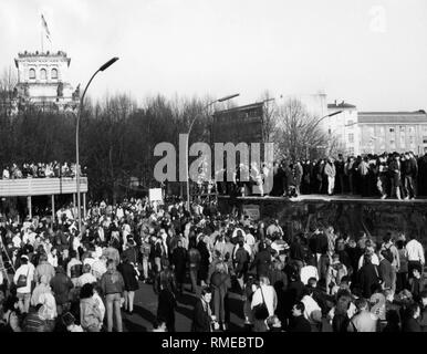 La porte de Brandebourg le matin après la chute du Mur de Berlin. Une foule recueillie. Ils sont debout devant le mur et sur le mur. Banque D'Images