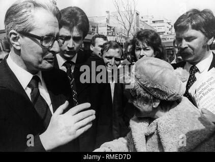 Le Maire de Berlin, Hans-Jochen VOGEL, En conversation avec les citoyens de Berlin lors de sa campagne électorale d'. Banque D'Images