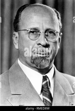 Walter Ulbricht (30.06.1893 - 01.08.1973), a tenu des fonctions clés dans l'appareil d'Etat de la RDA et du SED après son retour à Berlin est à partir de l'exil dans l'Union soviétique et le 'Groupe Ulbricht' en 1945. Entre 1953 - 1971 a été premier secrétaire du SED, entre 1960 - 1973 Président du Conseil d'État. Banque D'Images