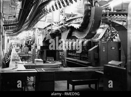 Vue sur une courroie de convoyeur transportant des journaux imprimés. La photographie a été prise lors de l'impression centre de la Sueddeutsche Verlag à Steinhausen, Munich. Banque D'Images